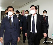 함께 이동하는 김문수 위원장과 김기문 회장