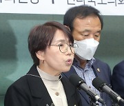 질문에 답하는 국주영은 도의장