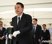 尹 "애도기간 끝난 뒤에도 유가족·부상자 도울 지원센터 만들라"