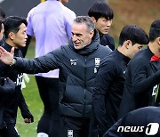 송민규와 인사나누는 벤투 감독