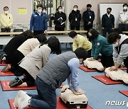 CPR 교육실습 참여한 김현숙 여가부 장관