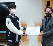 학도의용군 현충비 옆 평화의 상징 조형물 설치 청원 결과 전달받는 조희연 교육감