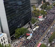 서울 도심 집회, 작년보다 30% 늘어… 상인들 “주말 매출 반토막”