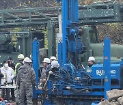 "제발 살아만 있기를"… 봉화 광산에 천공기만 12대 동원