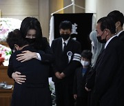 [사진] 김건희 여사 “지켜주지 못해 죄송합니다”