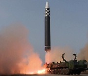 북, 화성-17형 추정 ICBM 발사…도발 수위 연일 고조