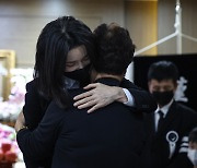 김건희 여사, 유가족 일일이 안아주며 "지켜주지 못해 죄송합니다"