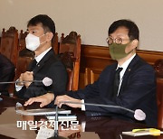 [포토] 비상 거시경제금융회의 참석한 이복현, 이창용