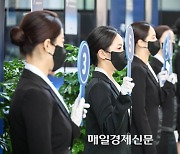 [포토] ‘주주 확인 부스’ 번호판 든 직원들