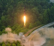 北, 중장거리 추정 탄도미사일 발사…이번엔 日 대피령