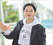 [MD포토] 김세정 '공항 출국장을 밝히는 미모'