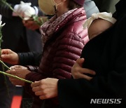 '엄마 품에 안긴 아이도 함께 조문'