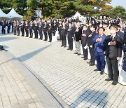 국기에 대한 경례하는 학생독립운동기념식 참석자들