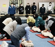 심폐소생술 교육받는 여성가족부 장관과 청소년시설 종사자들