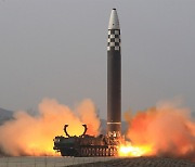 북한, '화성-17형' ICBM 발사... 2단 분리 뒤 추락 추정