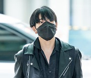 에이티즈 홍중,'올 블랙 공항 패션' [사진]