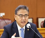 박진, 日아소와 조찬…"한일관계 합리적 해결위해 의견 청취"