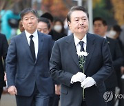 서울광장 합동분향소 찾은 윤석열 대통령