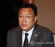 합동총회 앞두고 기자회견하는 정진석 한일의원연맹 회장