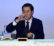 물 마시는 한종희 부회장