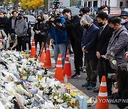 이태원 추모공간 찾은 '촛불행동'