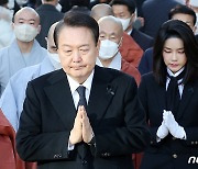 '이태원 참사' 합장하는 윤석열 대통령과 김건희 여사