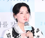 "딸 운구비 지원할 것"...이영애, '이태원 참사' 러시아 유족에 손편지·성금 1000만 원 전달