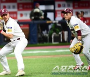 [포토] 송성문 '안정적인 번트 수비'