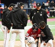 [포토] 박성한 '타구에 맞은 뒤 통증 호소'