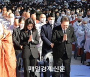 [포토]이태원 참사 추모 위령법회 참석한 윤석열 대통