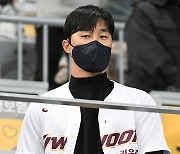 MLB 최고 유격수 김하성, 친정 키움 위해 고척 찾아…“나도 떨린다” [KS3]