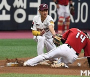 송성문 ‘공이 어디갔지’ [MK포토]