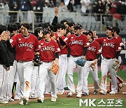 SSG ‘한국시리즈 3차전 승리의 하이파이브’ [MK포토]