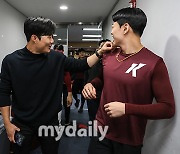 [MD포토] 김하성 '키움 옛 동료 응원 왔어요'