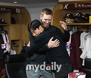 [MD포토] 김하성 '요키시 반가워. 한국시리즈 우승 시켜줘'