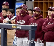 [MD포토] 홍원기 감독 '오늘 중요한 경기야'