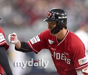 [MD포토] 오태곤 '첫 타석부터 기분좋은 안타'