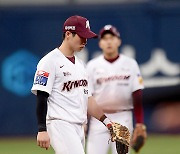 [MD포토] 김혜성 '수비까지 붕괴한 골든글러버'