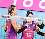 김연경, 옐레나와 하이파이브 ‘이번 경기도 이겨보자’ [포토엔HD]