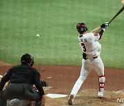 한국시리즈 첫 안타 신고하는 김혜성