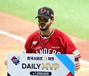 '역전 투런포' SSG 라가레스, 'KS 3차전 MVP' [사진]