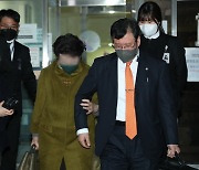 윤 대통령 장모 ‘통장 잔고증명서 위조’ 첫 항소심…취재진 질문에 “…”