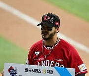 라가레스, 역전 투런포로 MVP 수상 [포토]