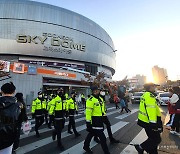 [ST포토] 한국시리즈 3차전 앞두고 경찰 인력 배치