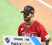 라가레스 '한국시리즈 3차전 데일리 MVP'[포토]