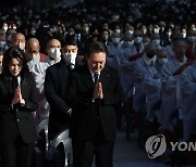 합장한 윤석열 대통령과 김건희 여사