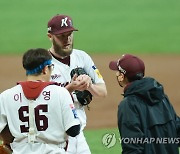 요키시, 볼넷 허용 뒤 포수와 점검