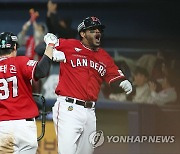 라가레스, 역전 투런포에 SSG 타선 대폭발…KS 2승 1패 리드(종합)