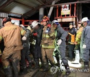 원형공간서 비닐로 천막 치고, 바닥에 패널 깔고...봉화 '기적의 생환‘