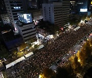 이태원 참사 희생자 추모하는 촛불 [포토]